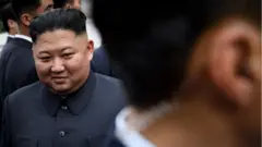 김정은 북한 국무위원장이 2019년 6월 30일 판문점 비무장지대(DMZ)에서 열린 도널드 트럼프 미국 대통령과 회담에 걸어가고 있다.