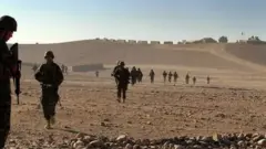 2010'da Uruzgan'da devriye gezen Avustralyalı askerler.
