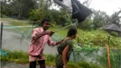 ঘূর্ণিঝড় 'বুলবুলে'র আঘাতে বাংলাদেশে প্রাণ হারিয়েছেন অনেকে