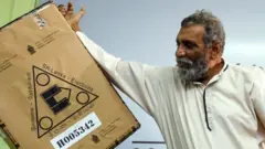 මෙවර ජනාධිපතිවරණය සඳහා යොදා ගැනීමට නියමිත ඡන්ද පෙට්ටියක් ප්‍රදර්ශනය කරන මැතිවරණ කොමිෂන් සභාවේ සභාපති මහින්ද දේශප්‍රිය