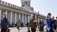 신종 코로나바이러스 감염증 우려 속에 북한 평양 사람들이 마스크를 쓰고 길을 걷고 있다