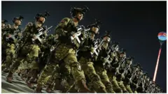 2023年7月27日，士兵們在朝鮮平壤參加紀念朝鮮戰爭停戰70週年的閲兵式（朝鮮中央通訊社發佈照片）。