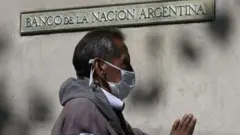 Hombre con máscara.