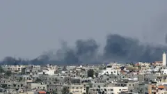 تصاعد ألسنة الدخان في مدينة خان يونس بعد غارة إسرائيلية عصر اليوم على قطاع غزة