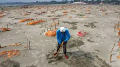 এলাহাবাদের কাছে শ্রিংভেরপুর গ্রামে গঙ্গার তীরে সারি সারি কবর।