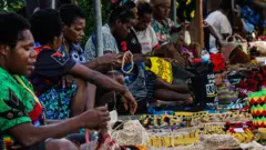 Sejumlah mama-mama merajut noken saat mengikuti pameran di halaman Kantor Majelis Rakyat Papua (MRP), Jayapura, Papua, Jumat (29/10/2021). MRP menggelar pameran budaya yang diikuti perajin UMKM. ANTARA FOTO/Indrayadi TH.