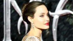 Angelina Jolie, ubwo ku wa gatatu yafotorerwaga mu kumurika filime Maleficent: Mistress of Evil, i London mu Bwongereza