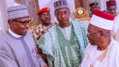 Shehun Barno Abubakar Umar El-Kanemi (da fararen kaya) tare da gwamna Zulum (a tsakiya) yayin karbar bakuncin Buhari