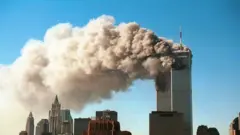 برجا مركز التجارة العالمي عند تعرضهما للهجمات