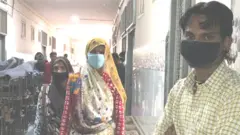 मनोज अहिरवाल आणि त्यांची आई कालीबाई यांना घरी जाण्याची ओढ आहे.
