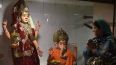 कराची के एक मंदिर में हिंदू श्रद्धालु