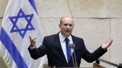 Naftali Bennett avugira mu nteko ishingamategeko ya Israel. Ifoto yo ku itariki ya 13 y'ukwa gatandatu mu 2021
