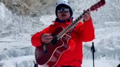 जलवायु परिवर्तनको सन्देश दिन गायक राजु लामाले गरे सगरमाथा क्षेत्रमा ६,५७४ मिटरको उचाइमा एकल कन्सर्ट गरेका छन् र त्यो कन्सर्ट कस्तो छ? एक भिडिओ।