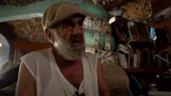 د اسرائیلو هرزلیا کې، خلکو یوه غوښتنه کړې چې د اوسني عصر یو مرید له خپل نامعمول استوګنځي د شړلو له پرېکړې وژغوري.