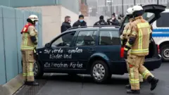 یکی از شعارهای روی خودرو: شما قاتلان کودکان و سالخوردگان