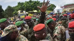 Le Colonel Doumbouya arrivant au Palais du Peuple le 6 septembre pour rencontrer les ministres de Condé