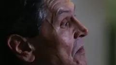 Foto aproximada do perfil de Jefferson, com feição séria