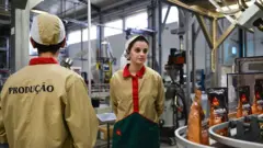 Pessoas numa fábrica em Porgual