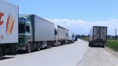 Оор жүк ташуучу эң жөнөкөй унаанны зарыгып кезек күткөндөгү, бир күндүк чыгымы эң болбоду дегенде 17 миң сомдон жогору.