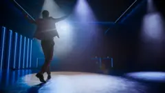 Homem em palco