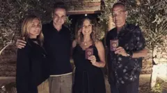 Yunanistan Başbakanı Miçotakis ve eşi, yeni Yunan vatandaşları Tom Hanks ve eşiyle birlikte poz verdi.