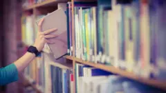 Estantería con libros.