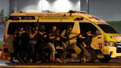 Polícia tailandesa chega ao shopping