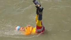 হাতে পায়ে শিকল বাধা অবস্থায় নদীতে নেমেছিলেন জাদুকর চঞ্চল লাহিড়ী
