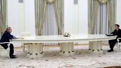 طاولة طويلة بين بوتين وماكرون