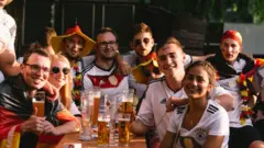 Cổ động viên tại quán bia ở Cologne, Đức xem trận Pháp Đức.