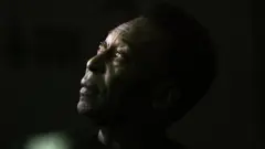 Edson Arantes do Nacimento nke Brazil bụ odogwu na bọọlụ e ji Pele maara weliri anya elu na mgbape emume ngosi "Marks of the King" e mere na Brasilia n'ụbọchị 25 nke ọnwa Juun 2008.