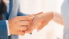 ጥንዶች የጋብቻ ቀለበት ሲያጠልቁ