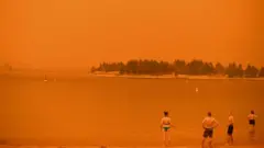 Gökyüzünü haftalarca kızıla boyayan yangınlarda insanlar yer yer denize kaçarak canını kurtarmıştı