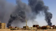 أعمدة الدخان تتصاعد من أحد المباني في شمال العاصمة الخرطوم مع استمرار القتال بين الطرفين المتحاربين في السودان