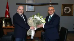 Murat Uysal (solda), cumartesi günü düzenlenen törenle görevi Naci Ağbal'a teslim etti