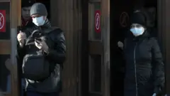 Люди в масках