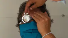 Mulher idosa fazendo exame de vista