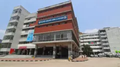 এক হাজারের বেশি শয্যার এই হাসপাতালটিতে কোভিড আক্রান্ত রোগীদের প্রয়োজনীয় সব ধরণের চিকিৎসা সুবিধা থাকবে বলে বলা হচ্ছে।