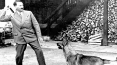 Hitler jugando con un perro
