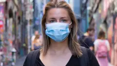 Mujer con mascarilla