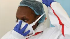 awọn oṣiṣẹ alaisan ni ileewosan kan