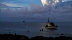 হাঙ্গা টোঙ্গা-হাঙ্গা হাপাই আগ্নেয়গিরিতে এই অগ্ন্যুৎপাত ঘটেছে। গত বছরের ২১ ডিসেম্বর তোলা ছবিতে আগ্নেয়গিরির ওপর সাদা গ্যাসের মেঘ দেখা যাচ্ছে।