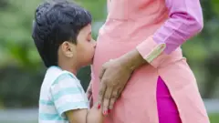 મહિલા