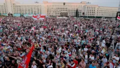Минскдаги норозилик намойишига 100 мингдан ортиқ киши чиққани хабар қилинди.
