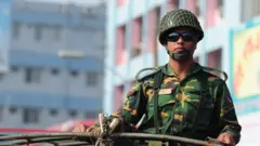 ঢাকায় রাজনৈতিক উত্তেজনার সময় রাজপথে সেনাবাহিনীর টহল, ২৪-১২-২০১৩