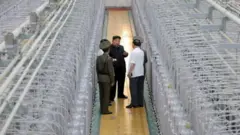 Muškarci stoje i pričaju