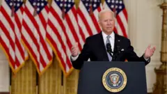 Le président américain Joe Biden fait des gestes alors qu'il s'exprime sur l'aggravation de la crise en Afghanistan depuis la salle Est de la Maison Blanche, le 16 août 2021 à Washington, DC