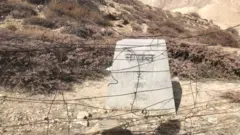 सीमा स्तम्भमा लगाइएको तारबार