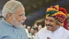 સાંસદ અને કેન્દ્ર સરકારમાં કમ્યુનિકેશન મંત્રાલયના રાજ્યમંત્રી દેવૂસિંહ ચૌહાણ નરેન્દ્ર મોદી સાથે