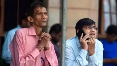 2020 మార్చి 9వ తేదీన బాంబే స్టాక్ ఎక్స్చేంజ్ భవనం వద్ద షేర్లను చూస్తున్న వ్యక్తులు